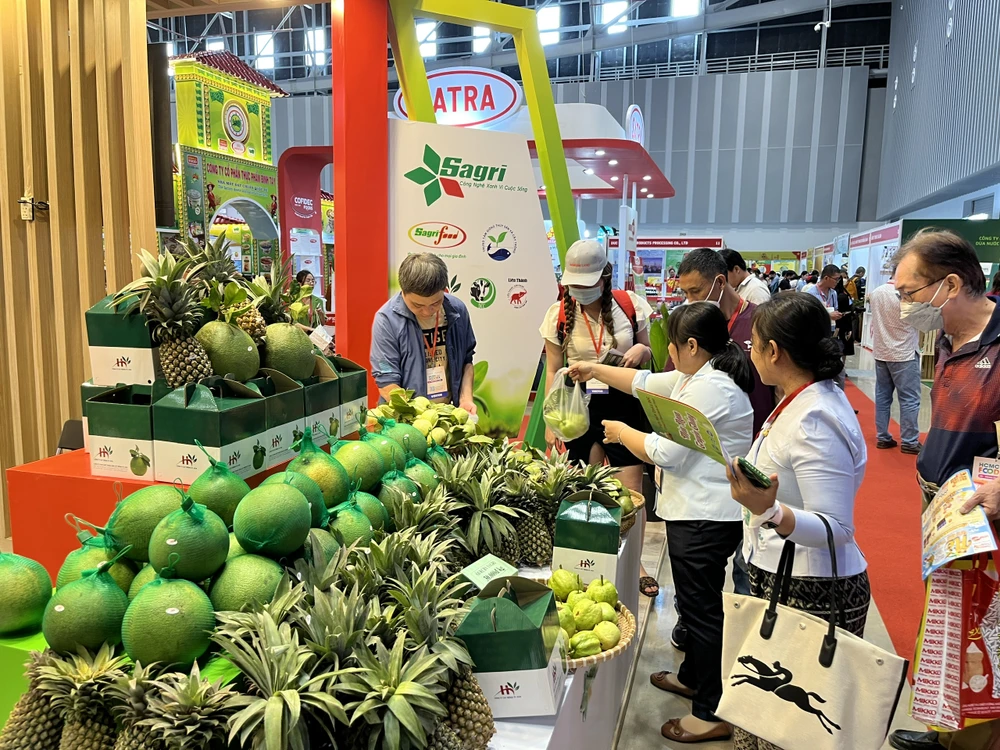 Thơm, ổi, bưởi... được khách tham quan mua sắm