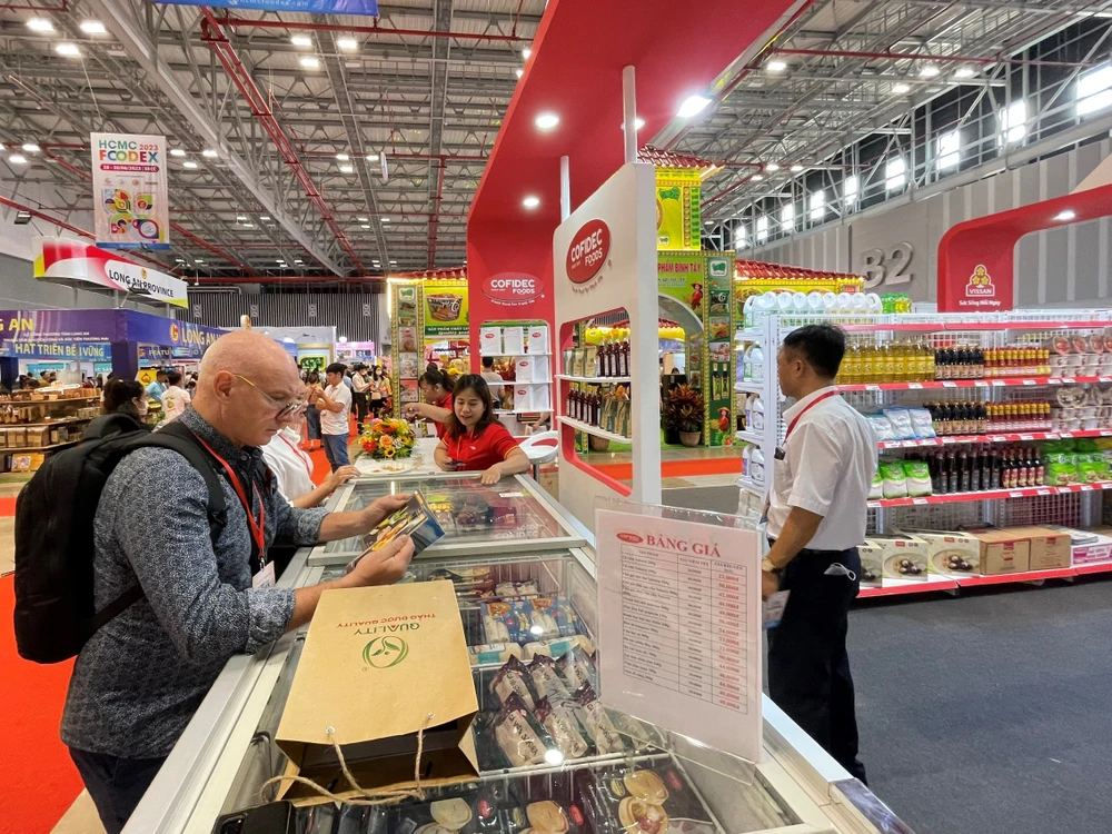 Khách tham quan tìm hiểu thông tin của gian hàng ngành LTTP TP.HCM