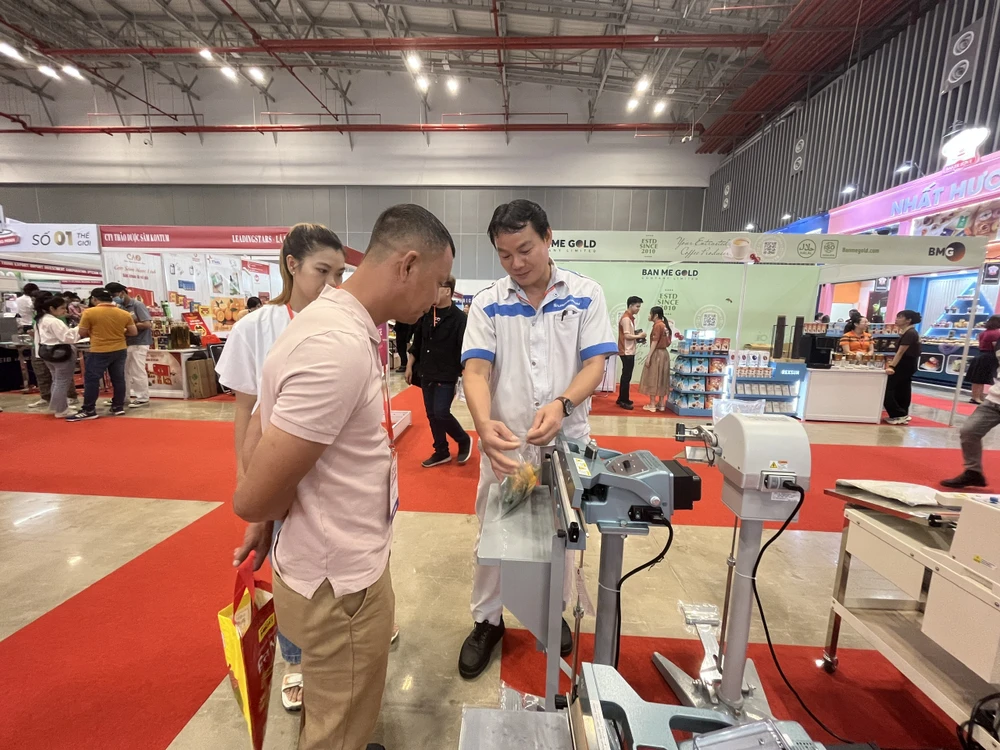 Khách tham quan máy móc thiết bị đóng gói tại triển lãm