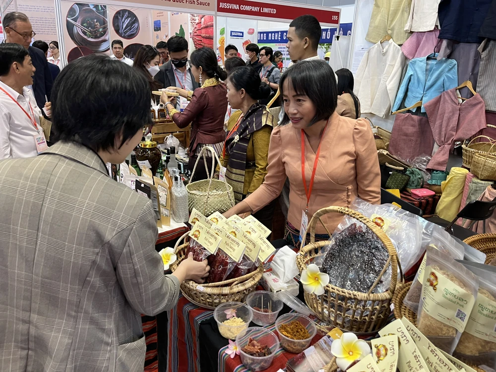 Gian hàng của Tổng lãnh sự quán CHDCND Lào giới thiệu các đặc sản như lạp xưởng, khô bò, gạo, nếp, thời trang....