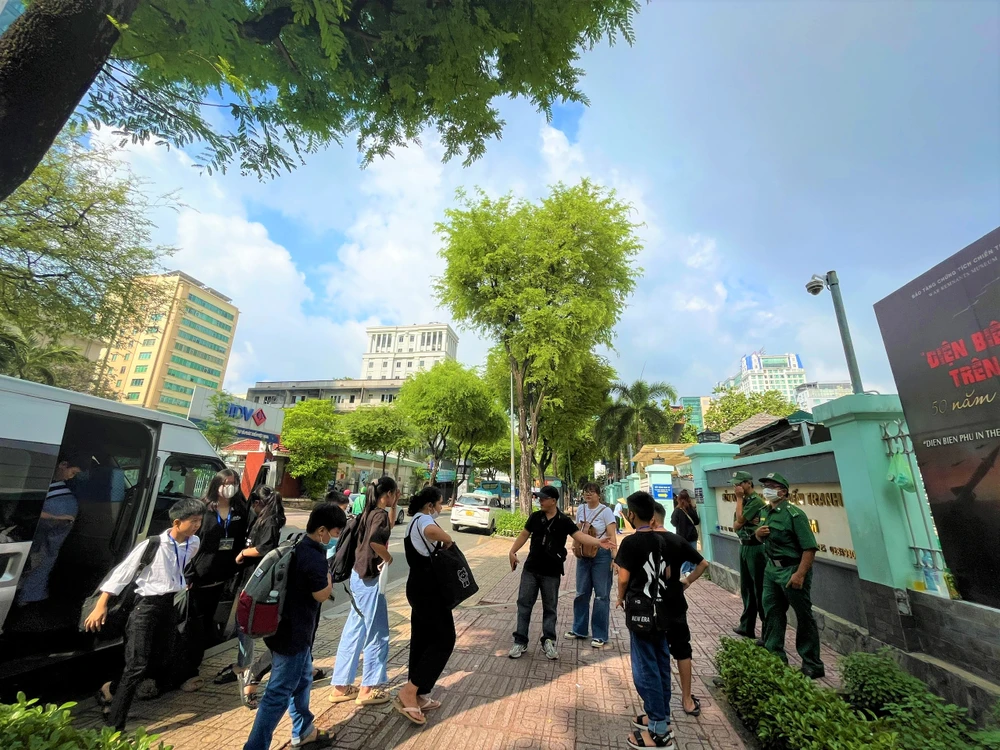 Du khách chuẩn bị vào tham quan bảo tàng chứng tích chiến tranh, quận 3, TP.HCM. ẢNH: TÚ UYÊN Du khách chuẩn bị vào tham quan bảo tàng chứng tích chiến tranh, quận 3, TP.HCM. ẢNH: TÚ UYÊN