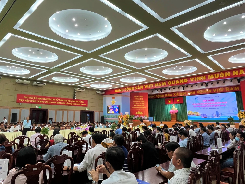 Chủ tịch Hội doanh nghiệp huyện Bình Chánh phát biểu tại hội nghị. ẢNH: TÚ UYÊN