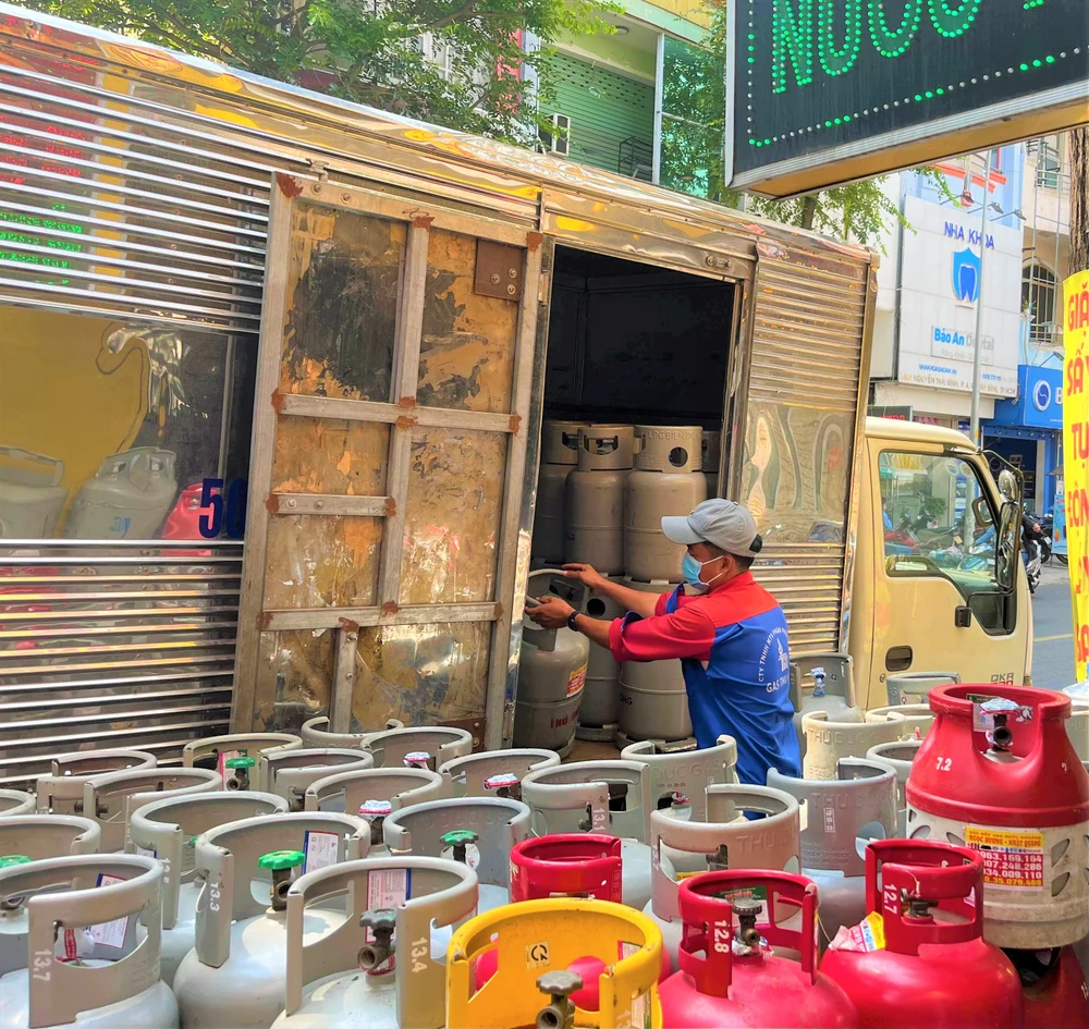 Nhiều công ty điều chỉnh giảm giá gas. Ảnh: TÚ UYÊN