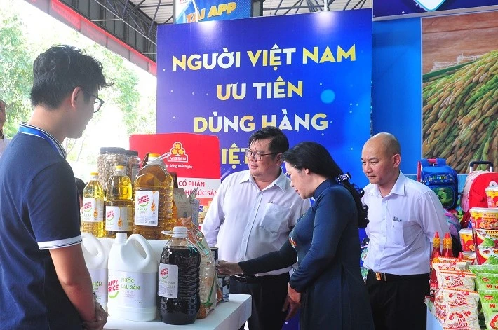 Bà Trần Kim Yến, Chủ tịch Uỷ ban Mặt trận Tổ quốc Việt Nam TP.HCM tham quan gian hàng hàng Việt trưng bày tại hội nghị