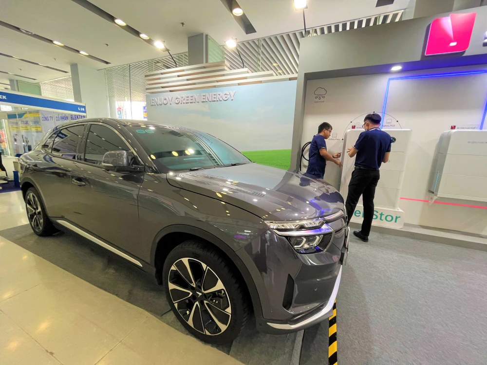 SigenStor hệ thống năng lượng xanh 5 trong 1 được điều khiển bởi trí tuệ nhân tạo, thiết kế dành cho hộ gia đình, doanh nghiệp được quảng bá tại triển lãm