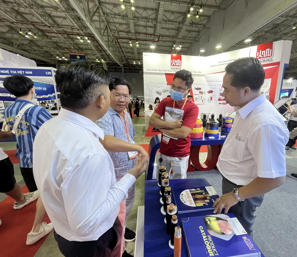 Khách tham quan trao đổi cùng doanh nghiệp sản xuất dây cáp điện