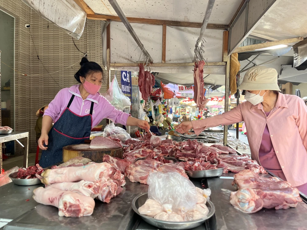 Thịt heo về các chợ đầu mối vẫn nhiều, giá không biến động. Ảnh: TÚ UYÊN
