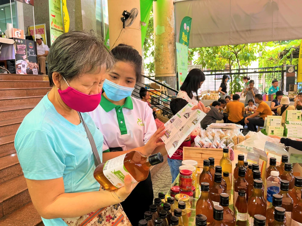 Người tiêu dùng tìm hiểu mật ong tại Phiên chợ Xanh tử tế lần thứ 300 năm 2023. Ảnh: TÚ UYÊN
