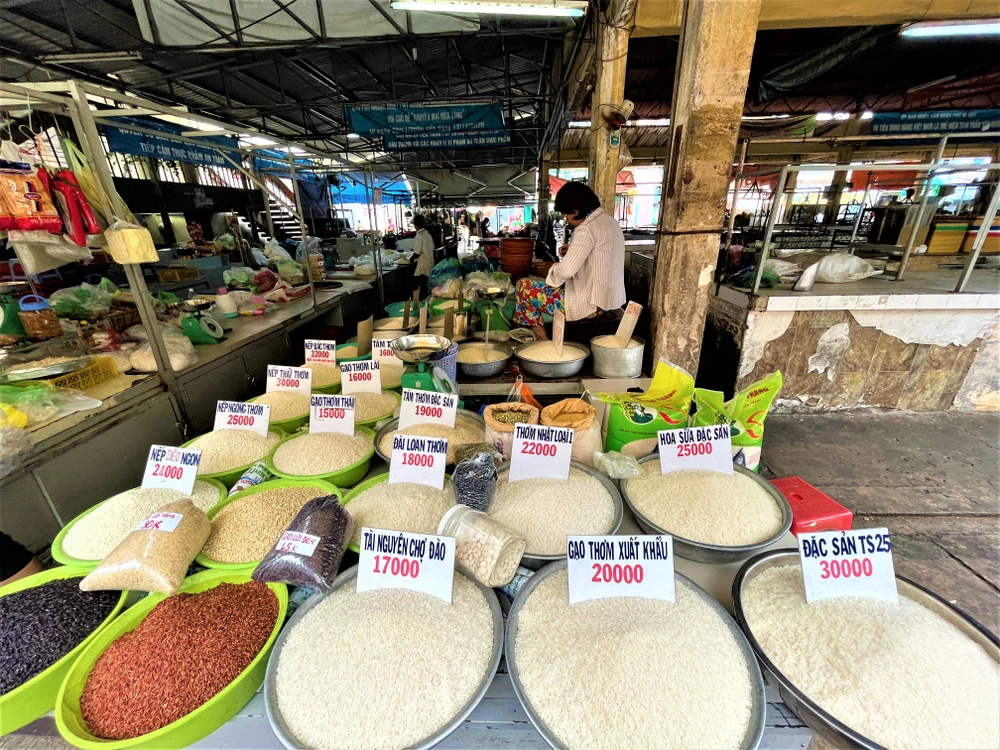 Gạo Việt Nam xuất khẩu có giá 550 USD/ tấn cao hơn gạo Thái Lan nhờ chất lượng cao. Ảnh: TÚ UYÊN