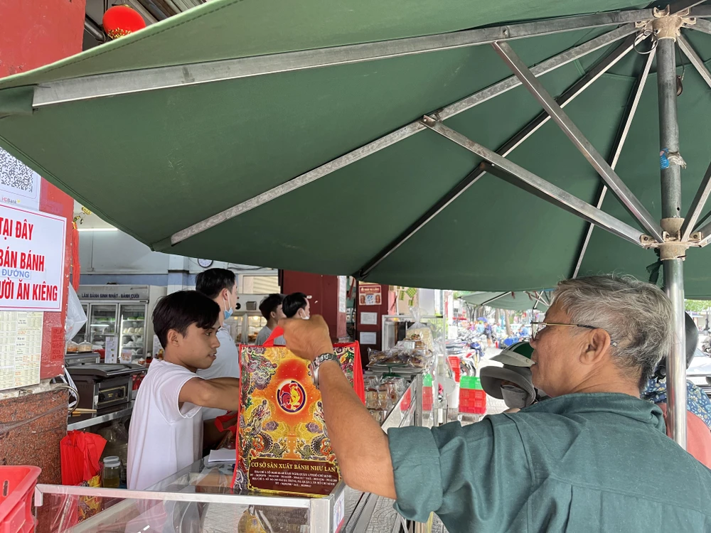 Người tiêu dùng mua bánh trung thu sớm tại một cửa hàng ở quận 1 TP.HCM. ẢNH: TÚ UYÊN