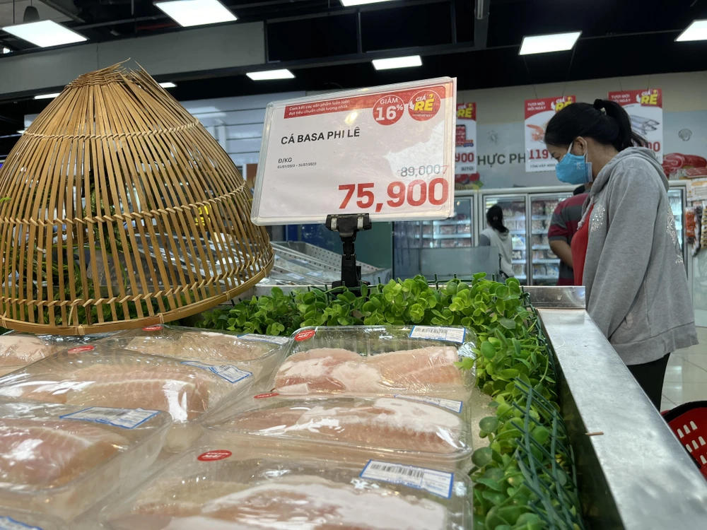 Cá ba sa phi lê bày bán ở siêu thị. Ảnh: TÚ UYÊN