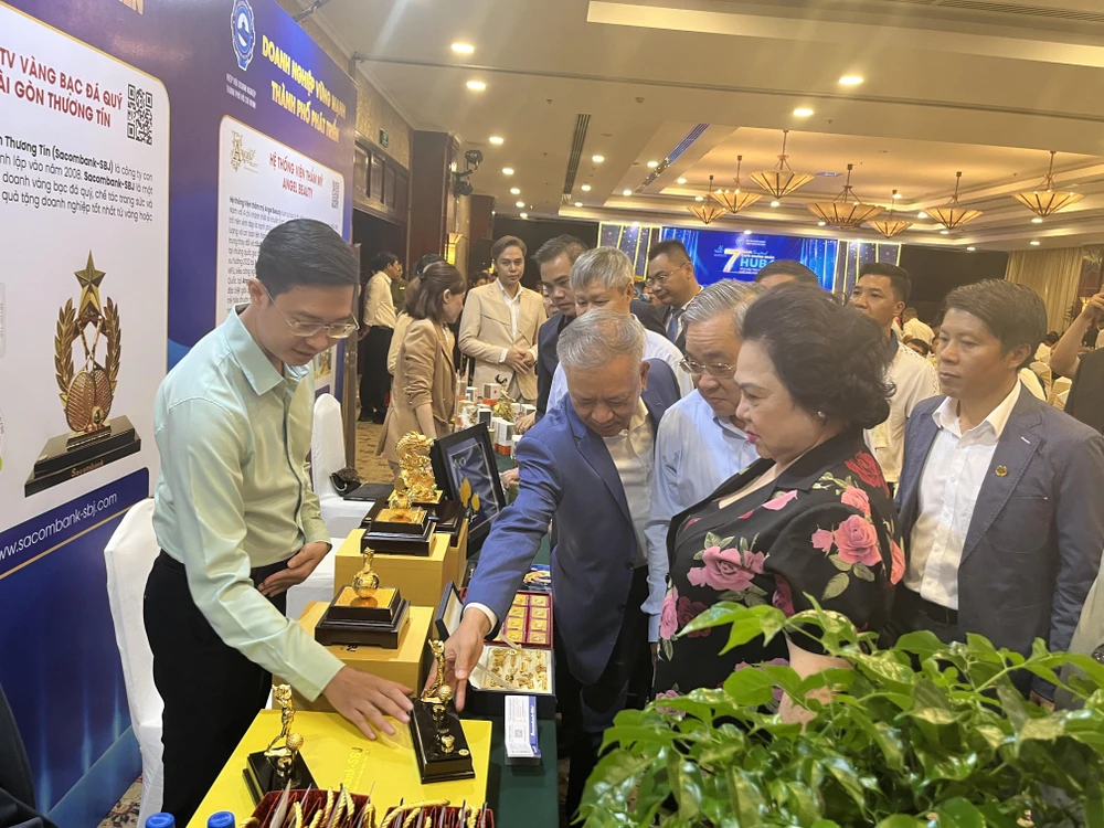 Ban lãnh đạo Hiệp hội doanh nghiệp TP.HCM tham quan gian hàng trưng bày tại chương trình kỷ niệm 7 năm cà phê doanh nhân. ẢNH: TÚ UYÊN