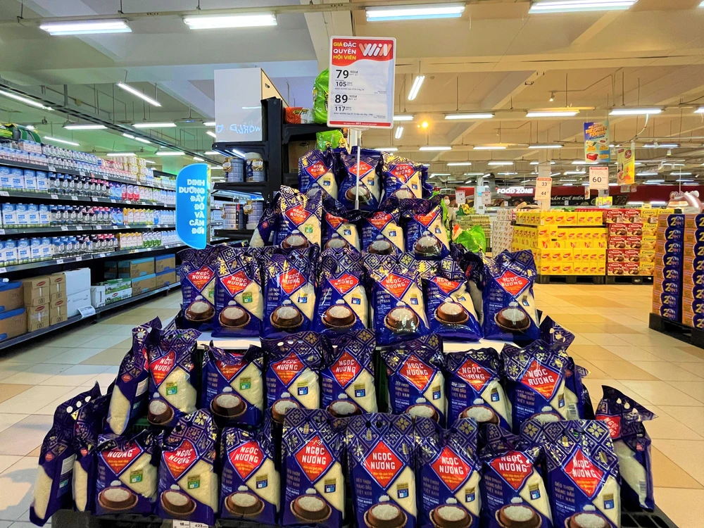 Siêu thị khuyến mãi gạo. Ảnh: TÚ UYÊN