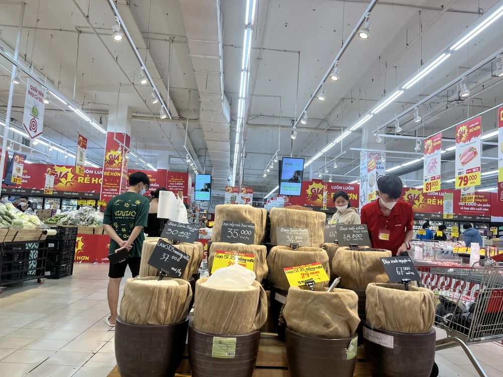 Siêu thị bày bán gạo nhiều, tùy loại đang có khuyến mãi Siêu thị bày bán gạo nhiều, tùy loại đang có khuyến mãi