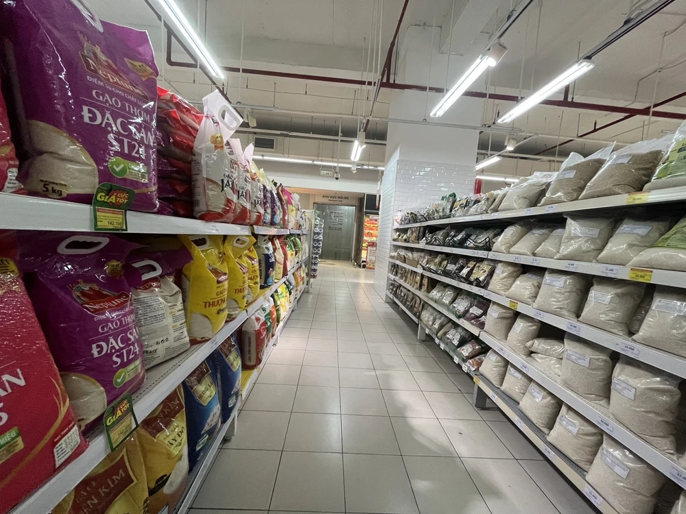 Siêu thị Tops Market quận Tân Phú kệ hàng chất đầy gạo Siêu thị Tops Market quận Tân Phú kệ hàng chất đầy gạo