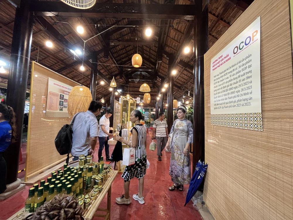 Người dân tham quan các sản phẩm OCOP của TP.HCM . ẢNH: TÚ UYÊN