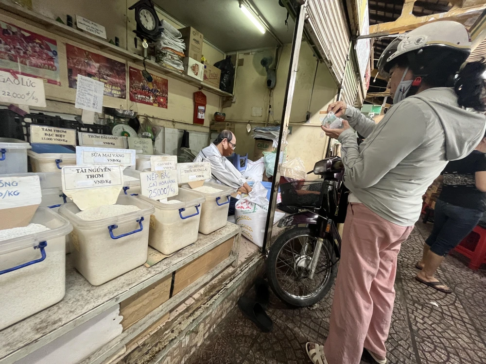 Người dân đang mua gạo tại chợ Tân Định, quận 1, TP.HCM . ẢNH: TÚ UYÊN