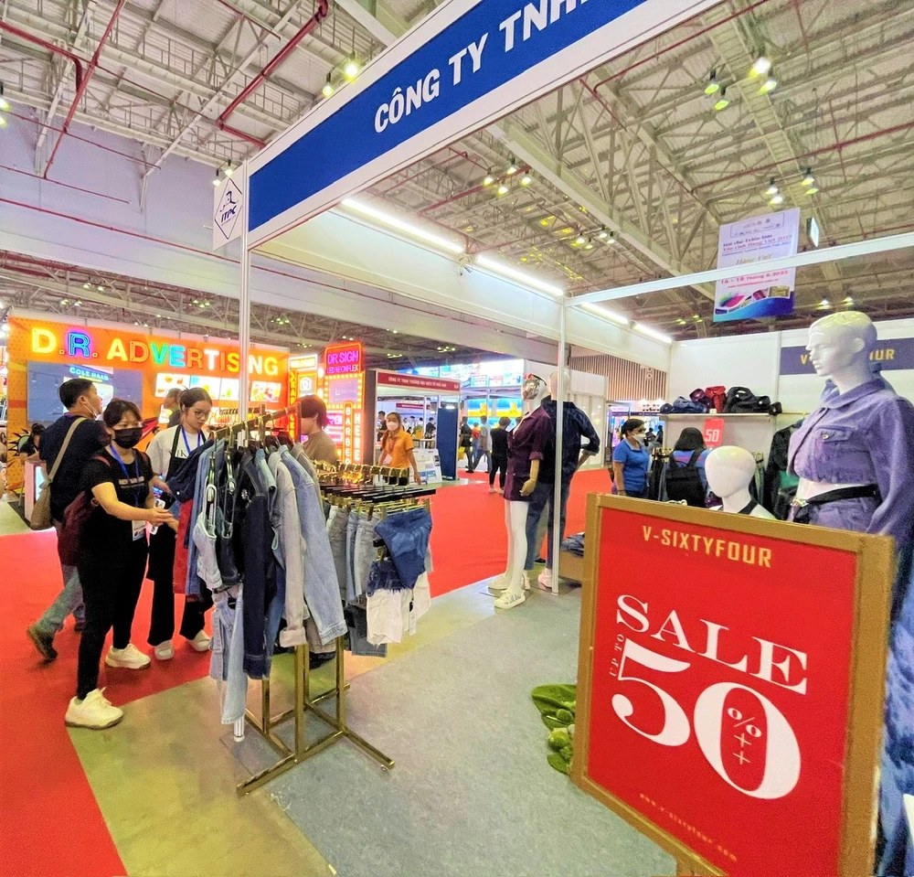 Người tiêu dùng tìm hiểu các sản phẩm thời trang đang được giảm giá đến 50% Người tiêu dùng tìm hiểu các sản phẩm thời trang đang được giảm giá đến 50%