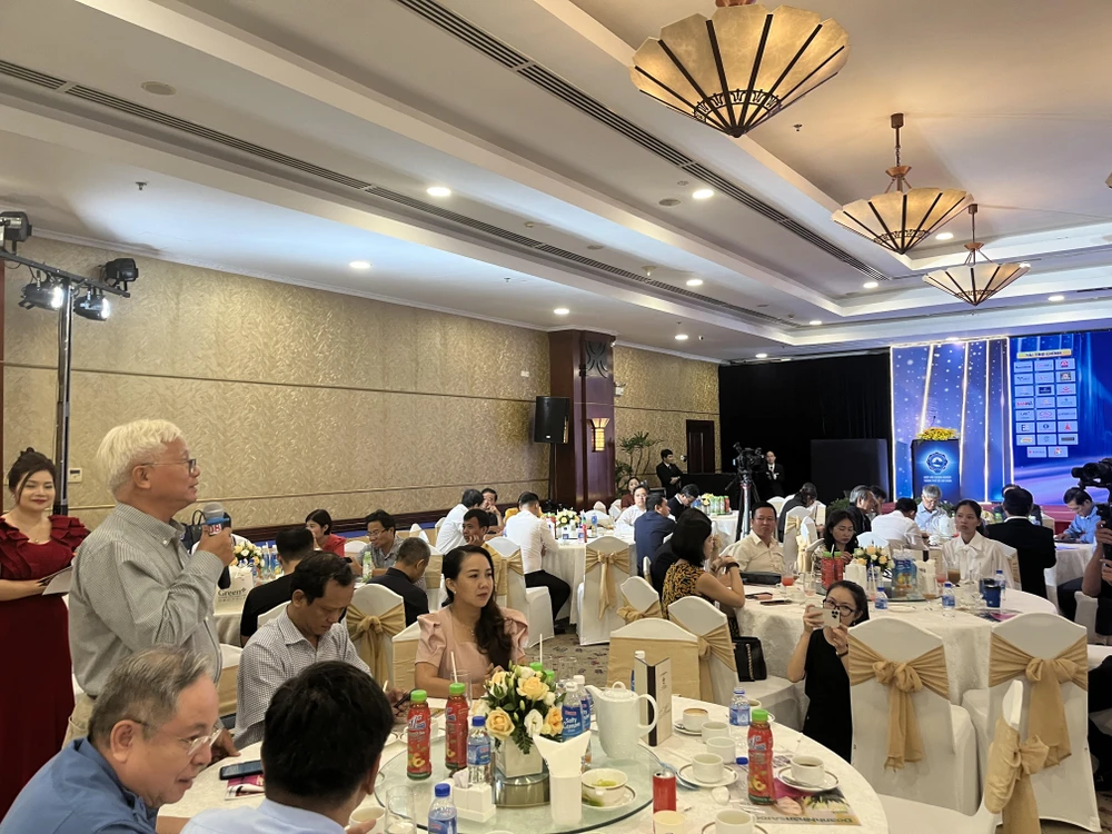 Công ty có sản phẩm cung cấp cho Tesla, BMW...phản ảnh khó khăn tại kỷ niệm 7 năm chương trình cà phê doanh nhân. ẢNH: TÚ UYÊN