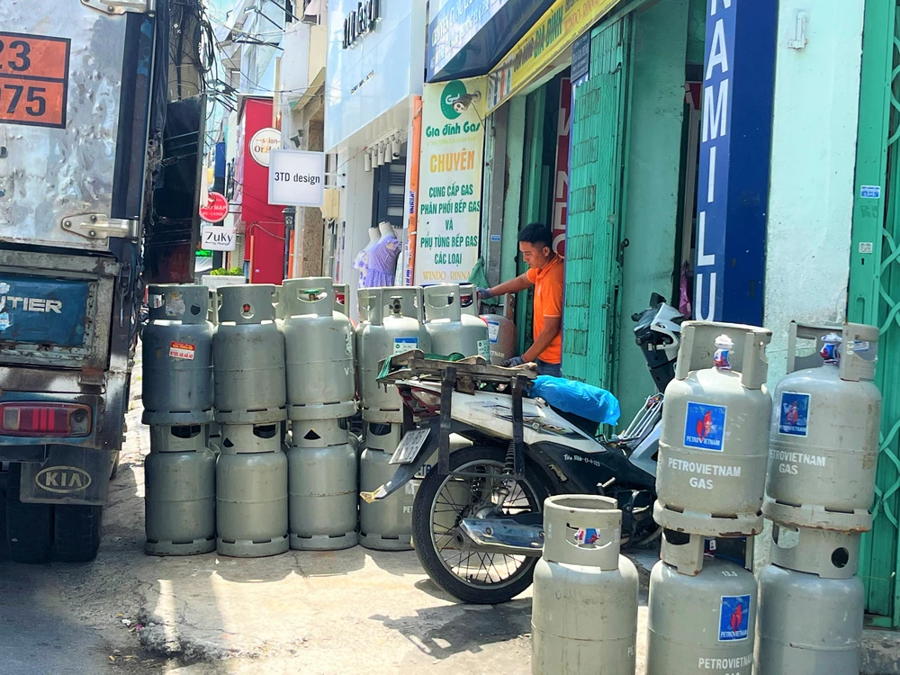 Nhiều công ty gas tăng giá 33.000 đồng/bình 12kg. ẢNH: TÚ UYÊN