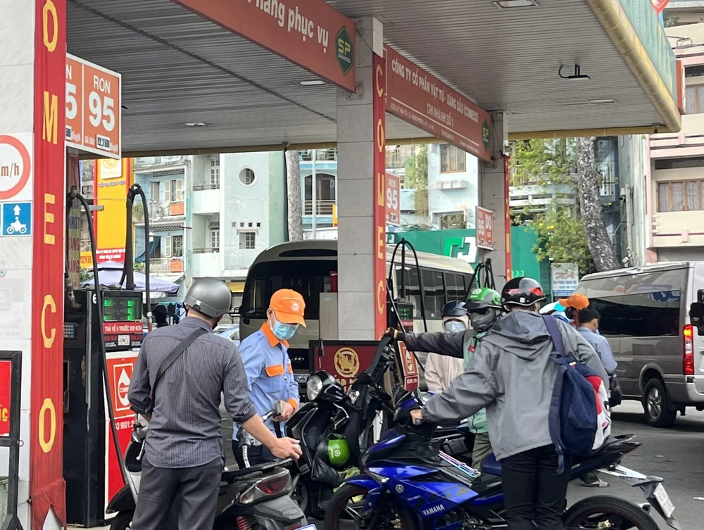 Quản lý thị trường phối hợp kiểm tra đột xuất hoạt động kinh doanh xăng dầu ảnh 1