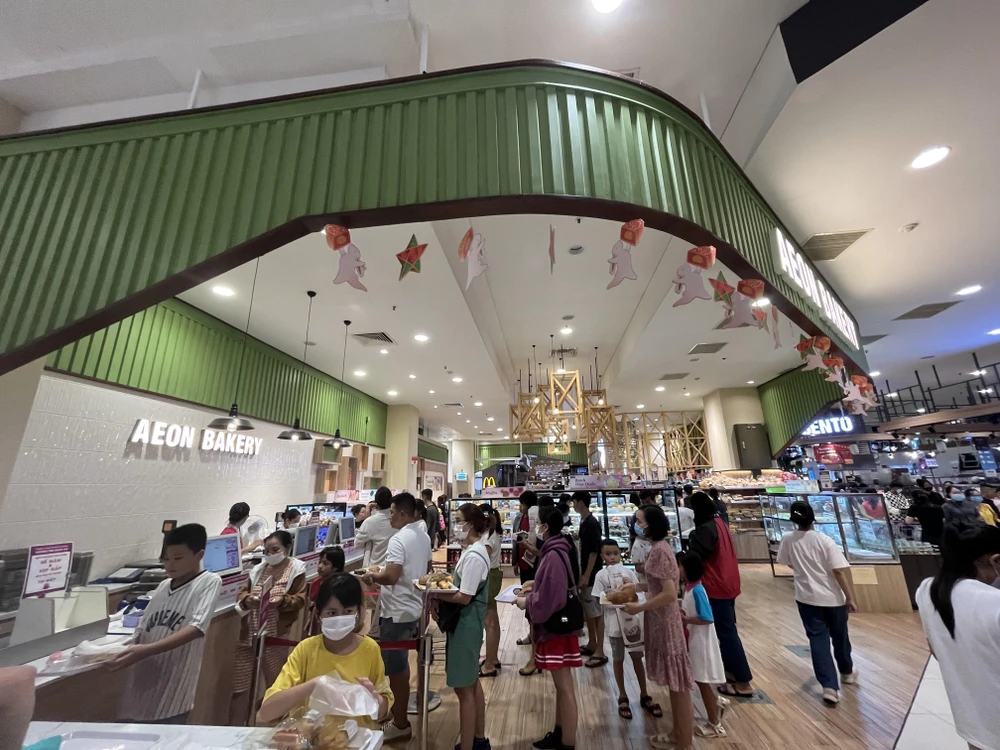 Nhiều người chờ tính tiền khu vực ăn uống tự chọn