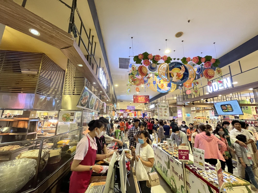 Khách vừa đi siêu thị mua sắm vừa trải nghiệm ẩm thực đa dạng