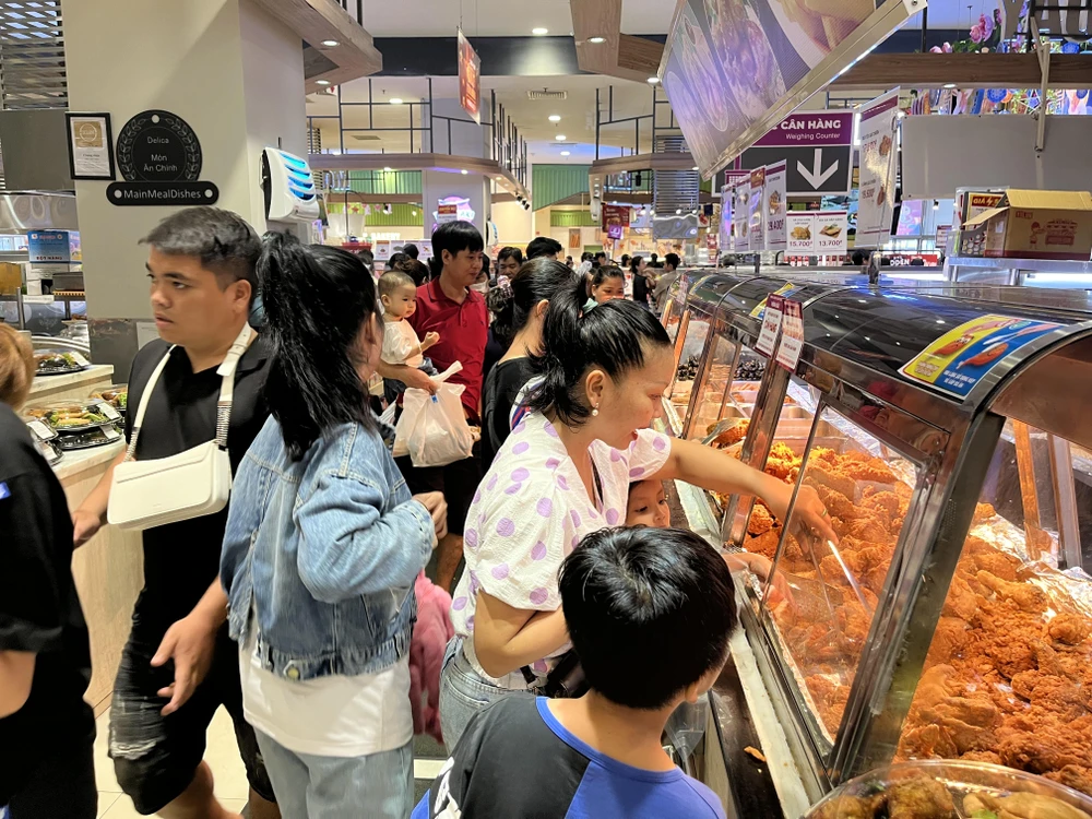 Lễ 2-9: Người dân kéo đến các siêu thị vui chơi, ăn uống ảnh 3
