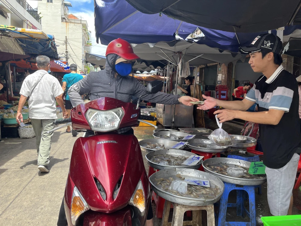 Người dân mua thủy hải sản tại chợ Hoàng Hoa Thám, quận Tân Bình trong ngày 4-9.