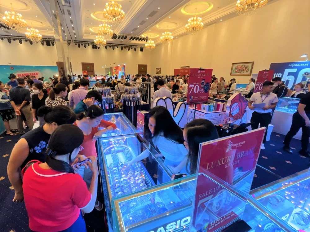Gian hàng đồng hồ khuyến mãi 70% được nhiều khách nữ quan tâm