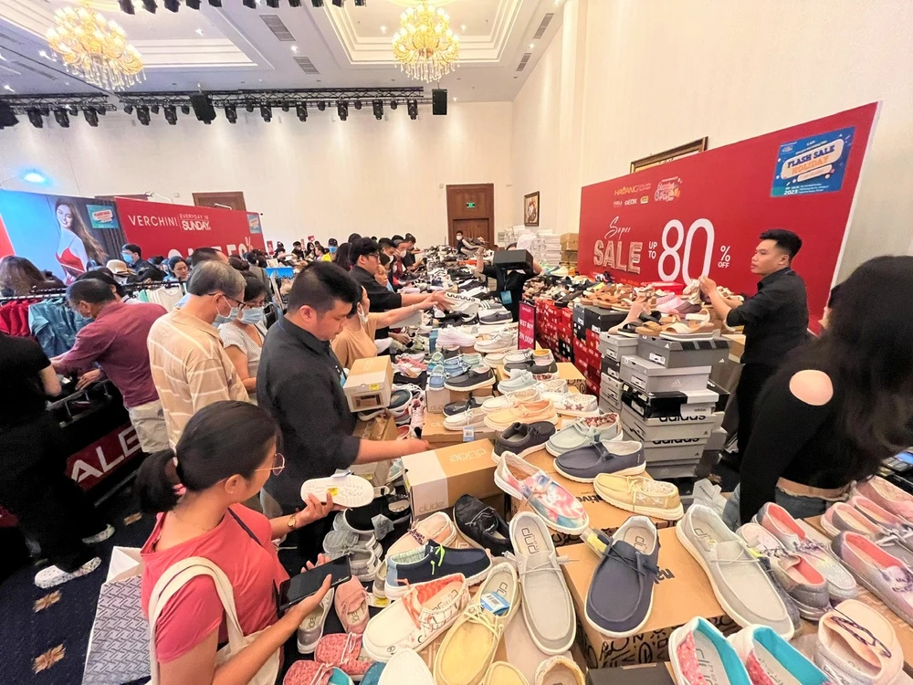 Gian hàng giày dép thu hút nhiều khách hàng đến tham quan mua sắm