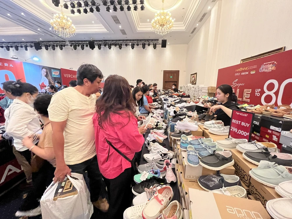 Nhiều khách hàng mua sắm được những món hàng ưng ý