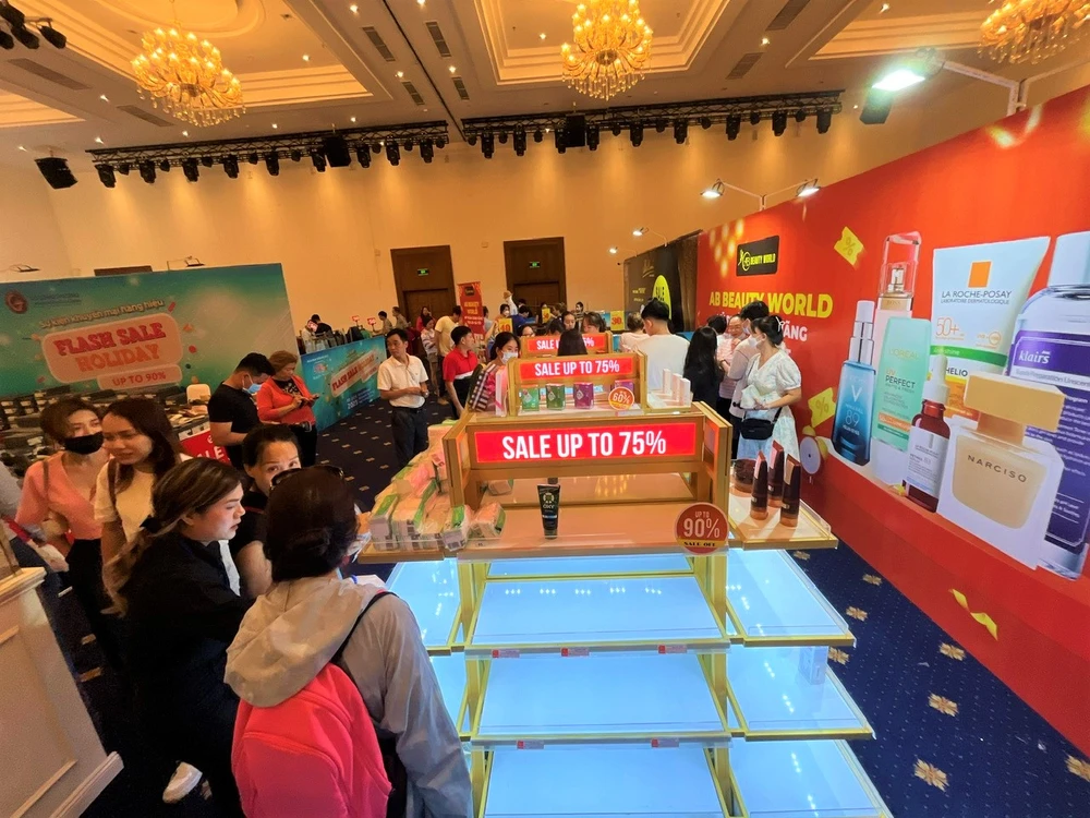 Loạt hàng hiệu khuyến mãi khủng, có mặt hàng giảm 90% ảnh 1