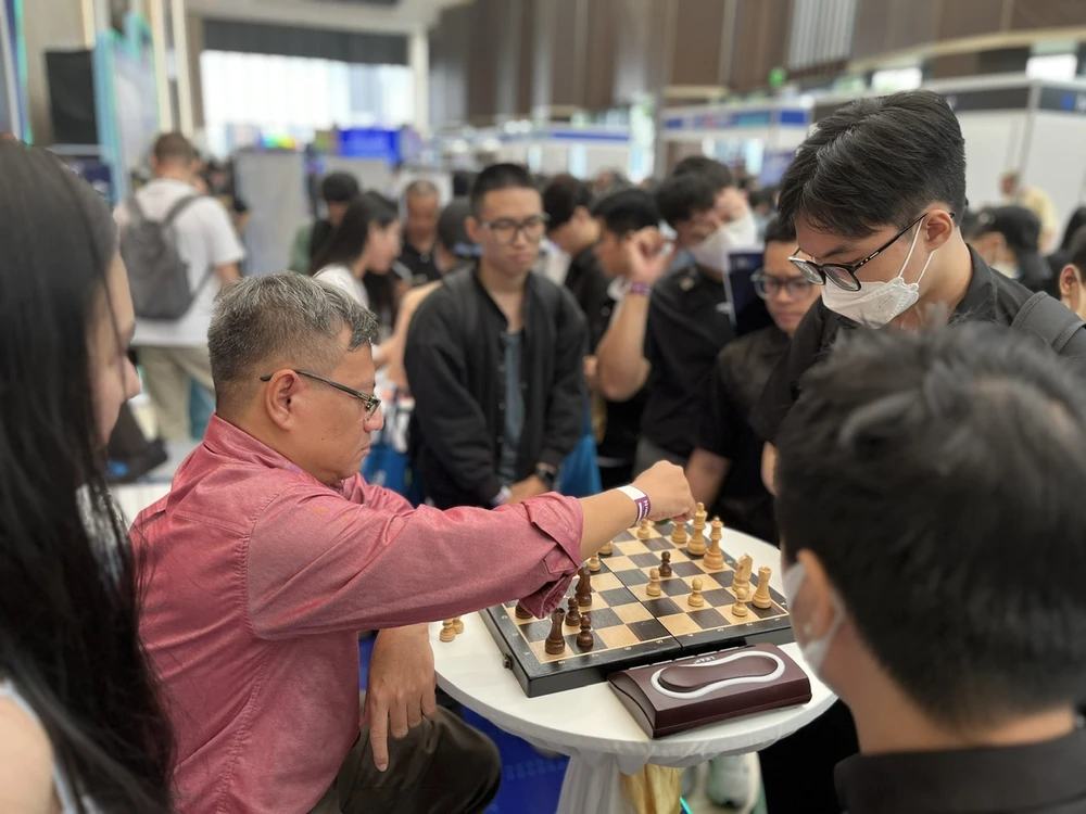Khách tham gia triển lãm giải trí với môn cờ tướng (*) Blockchain được xem là động lực của internet thế hệ tiếp theo được gọi là Web3.