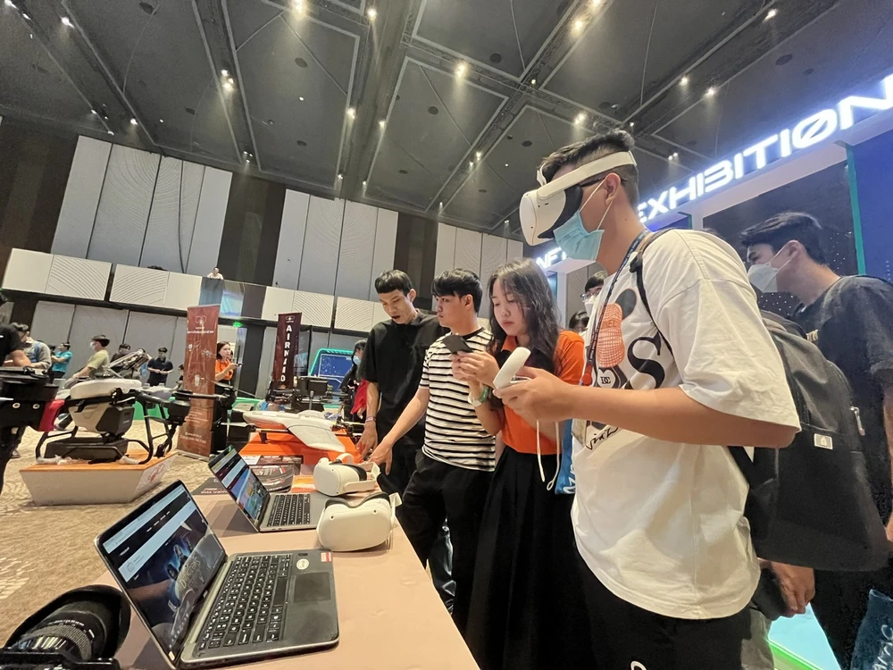 Khách tham quan có thể đi du lịch... qua trải nghiệm metaverse tại triển lãm