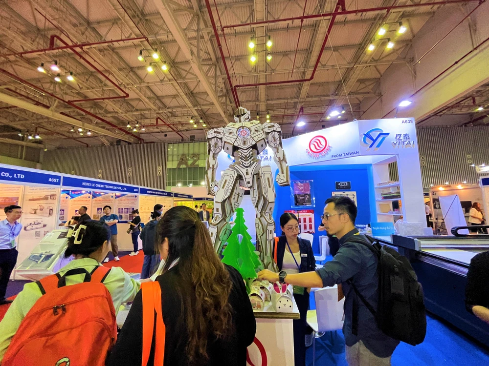 khach-tham-quan .jpg