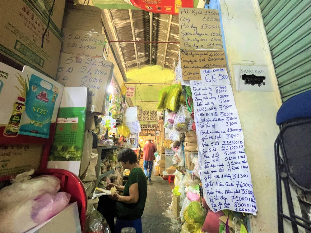 Giá cả được niêm yết tại một sạp chợ Bà Chiểu ,TP.HCM