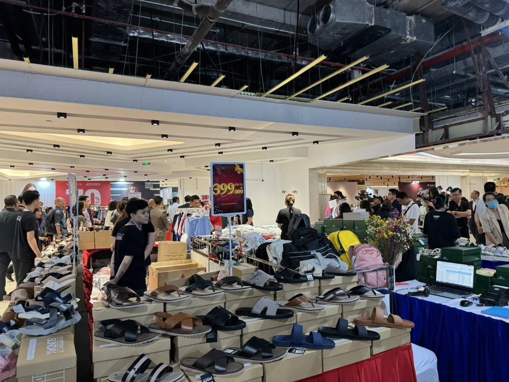 Hàng hiệu tiếp tục được khuyến mãi đến 90%.jpg