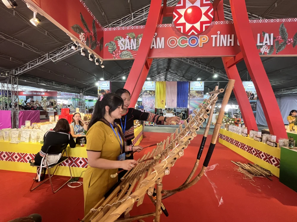 Mang làng nghề sản xuất túi xách, chậu hoa... từ mo cau đến TP.HCM