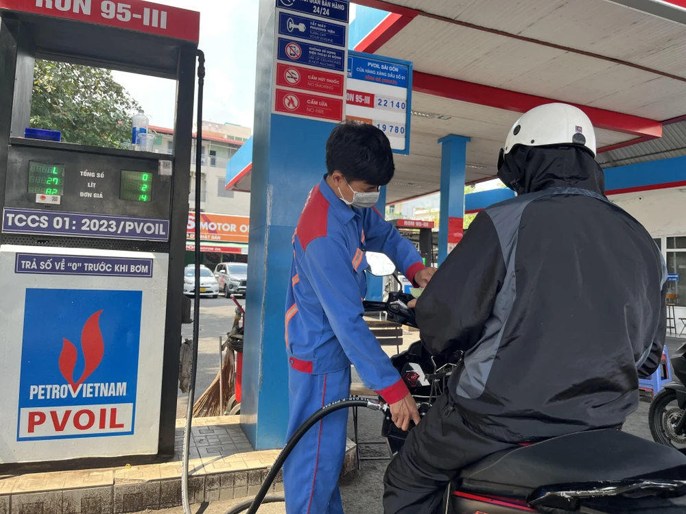 Người dân đổ xăng tại cửa hàng bán lẻ xăng dầu quận Gò Vấp