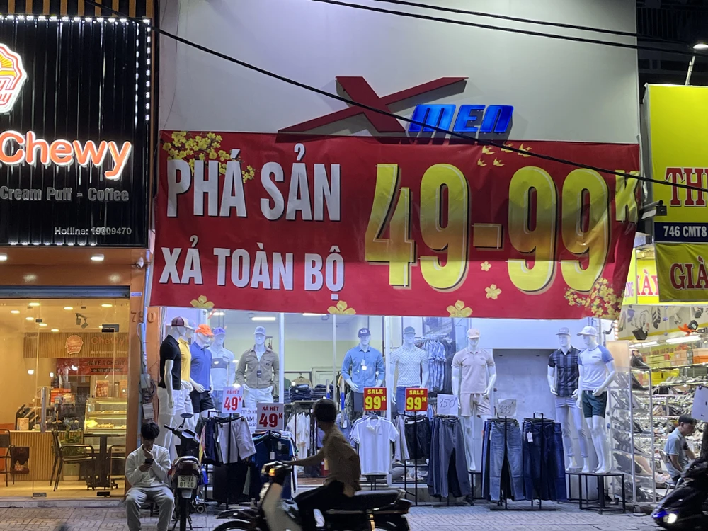 Trong khi đó, cửa hàng thời trang nam trên đường Cách Mạng Tháng Tám vắng khách.