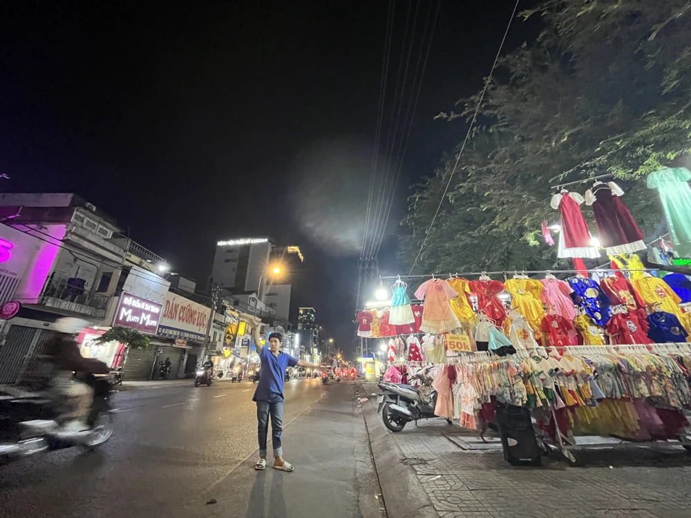 Một người bán xuống đường vẫy mời khách.