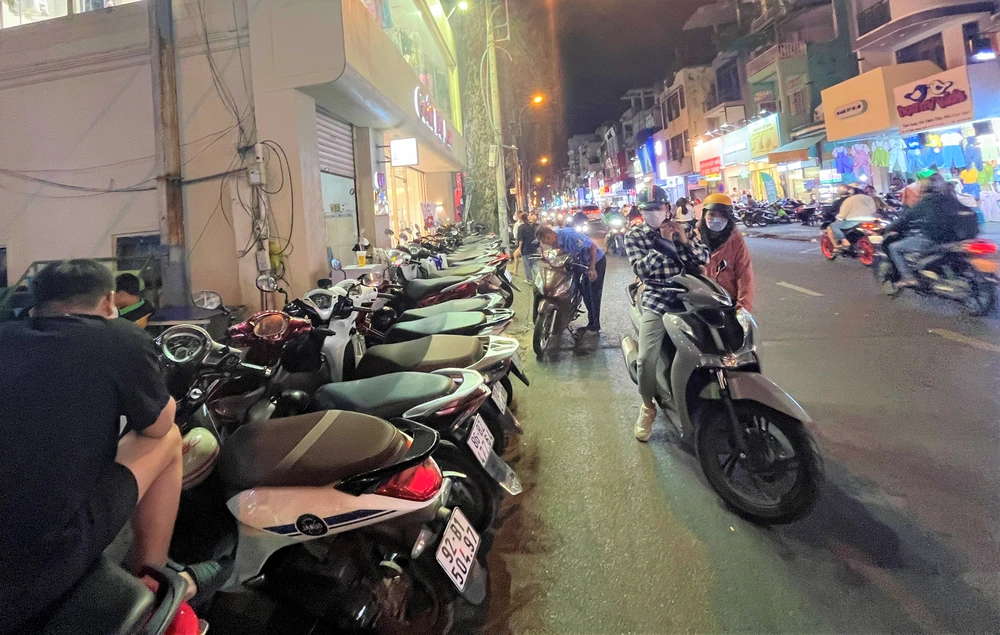 Hàng dài xe trước một tiệm quần áo thời trang trên đường Trần Huy Liệu.