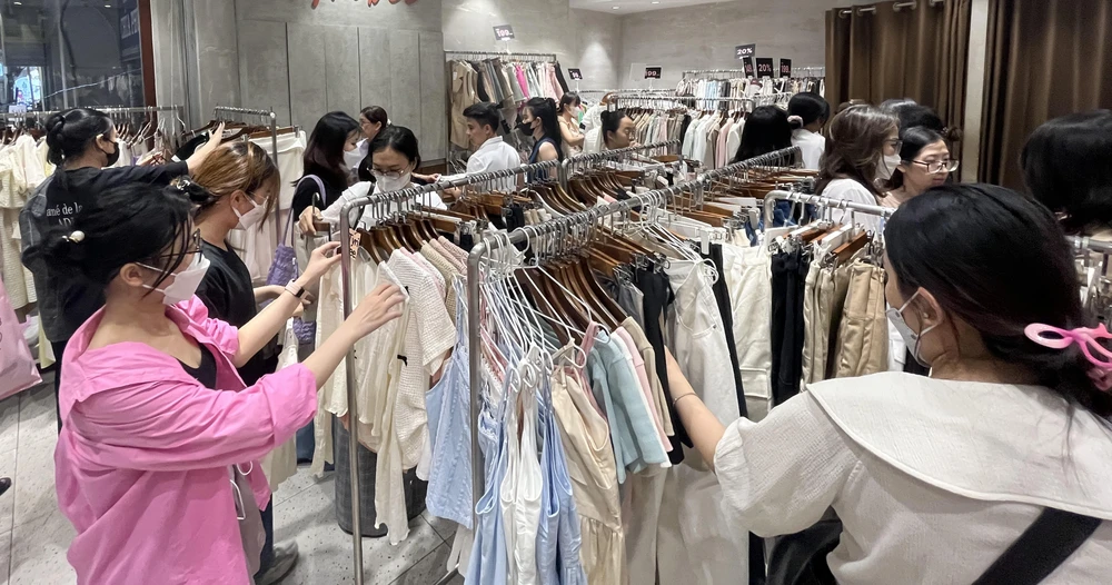 Nhiều người trẻ mua sắm tết tại cửa hàng thời trang đường Trần Huy Liệu, quận Phú Nhuận.