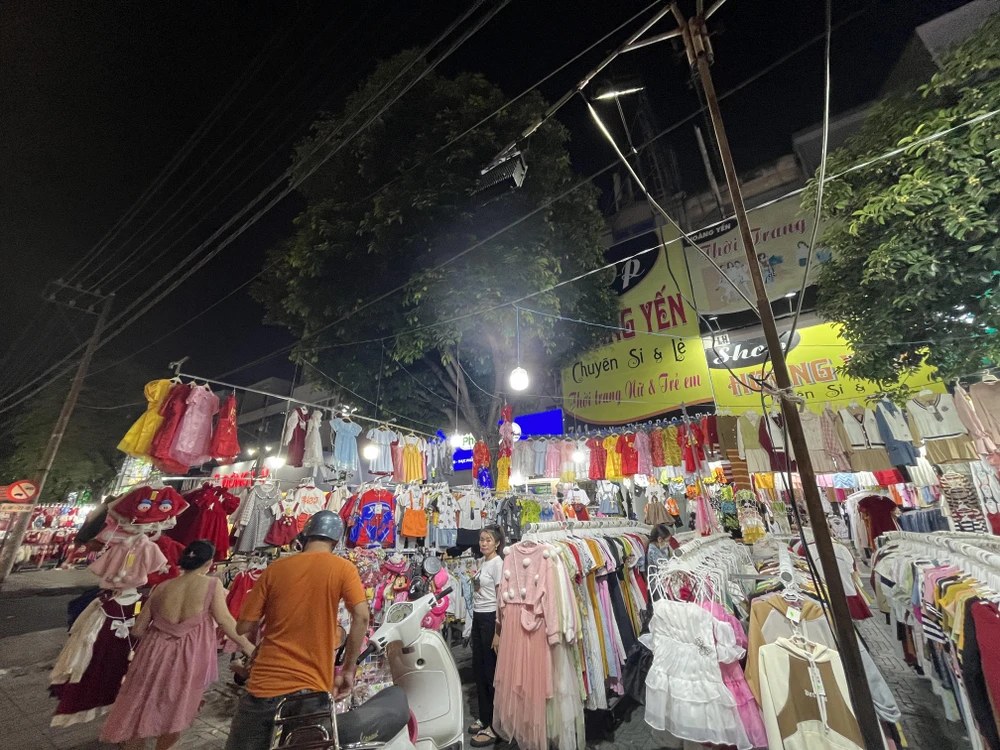 Lác đác khách hàng dừng chân tại một điểm bán chọn mua hàng.