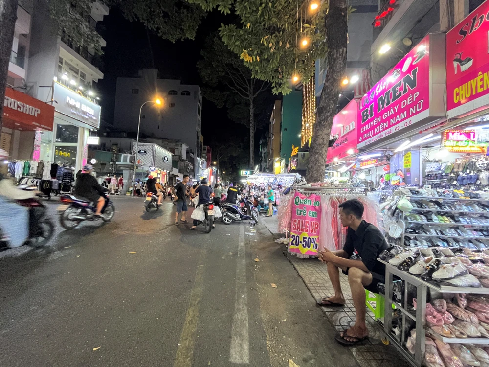 Cửa hàng thời trang trẻ em quận 5 giảm giá mạnh chờ khách mua sắm.