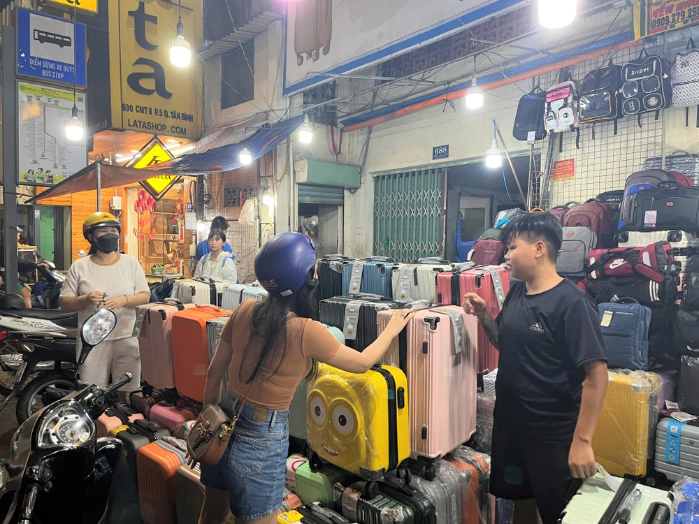 Va li giảm giá còn hơn 200.000-600.000 đồng/cái được khách hàng quan tâm.