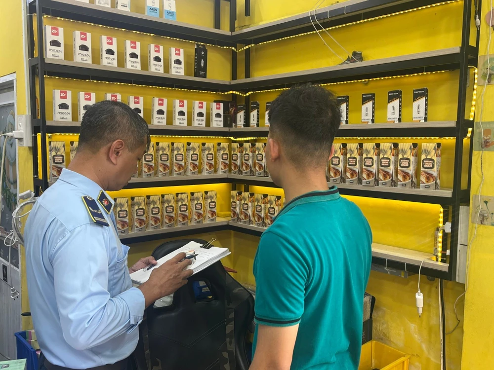 Ngày 5-3, Quản lý thị trường TP.HCM kiểm tra tạm giữ gần 200 sản phẩm thuốc lá điện tử