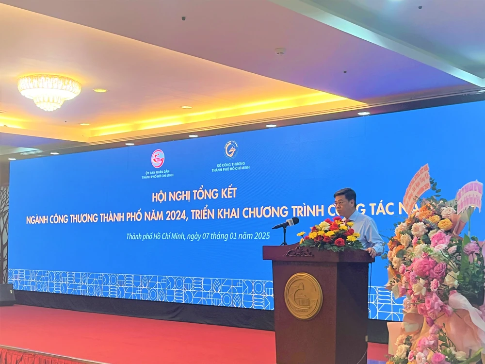 Phó Chủ tịch UBND TP.HCM Nguyễn Văn Dũng phát biểu chỉ đạo tại hội nghị. Ảnh: TÚ UYÊN