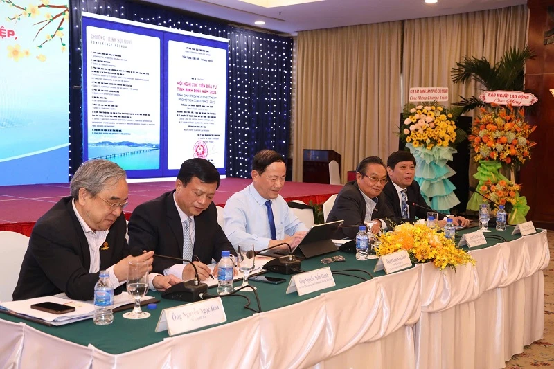 Chủ tịch UBND tỉnh Bình Định, Phạm Anh Tuấn (thứ ba từ trái qua) chủ trì buổi gặp gỡ.